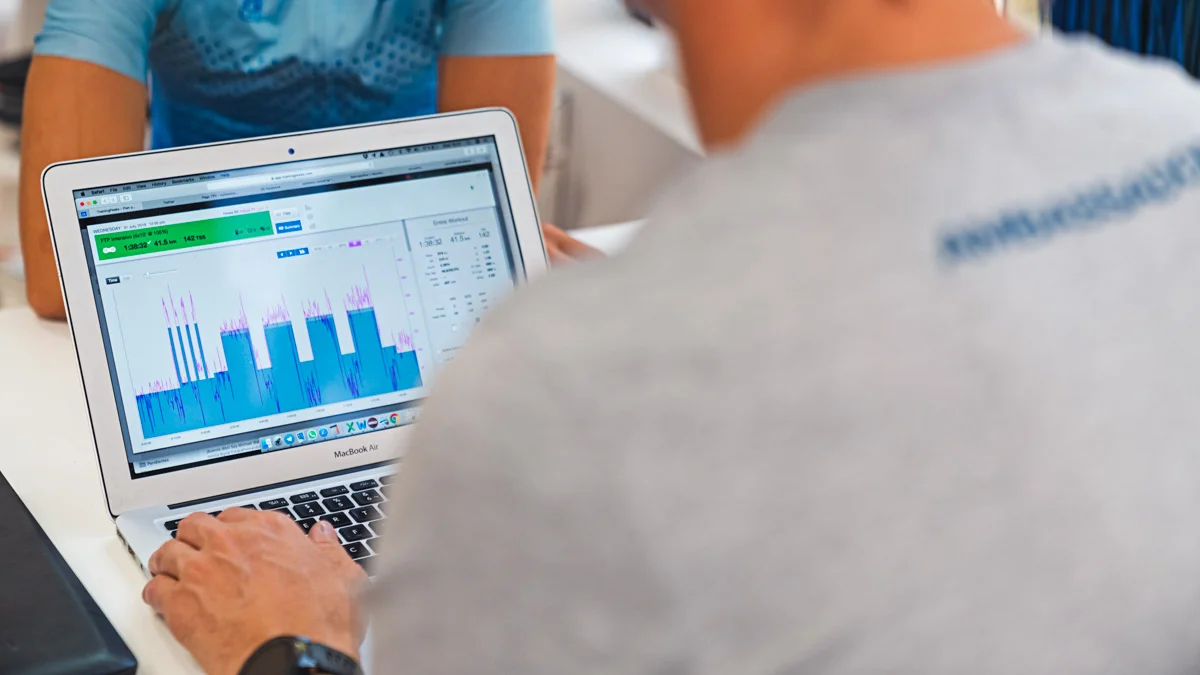 Entrenador de ciclismo Manuel Pérez analizando datos en TrainingPeaks para planificación individualizada